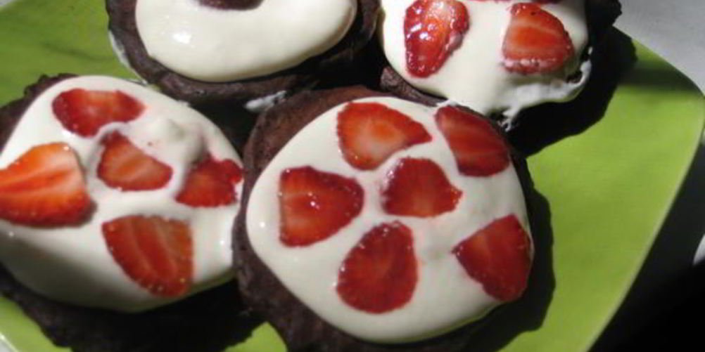 Рецепт шоколадные коржики с кремом и клубникой