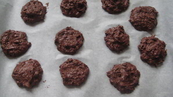 шоколадные коржики с кремом и клубникой