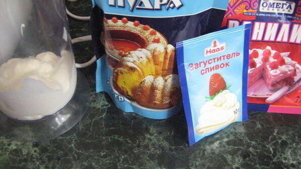 шоколадные коржики с кремом и клубникой