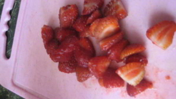 шоколадные коржики с кремом и клубникой