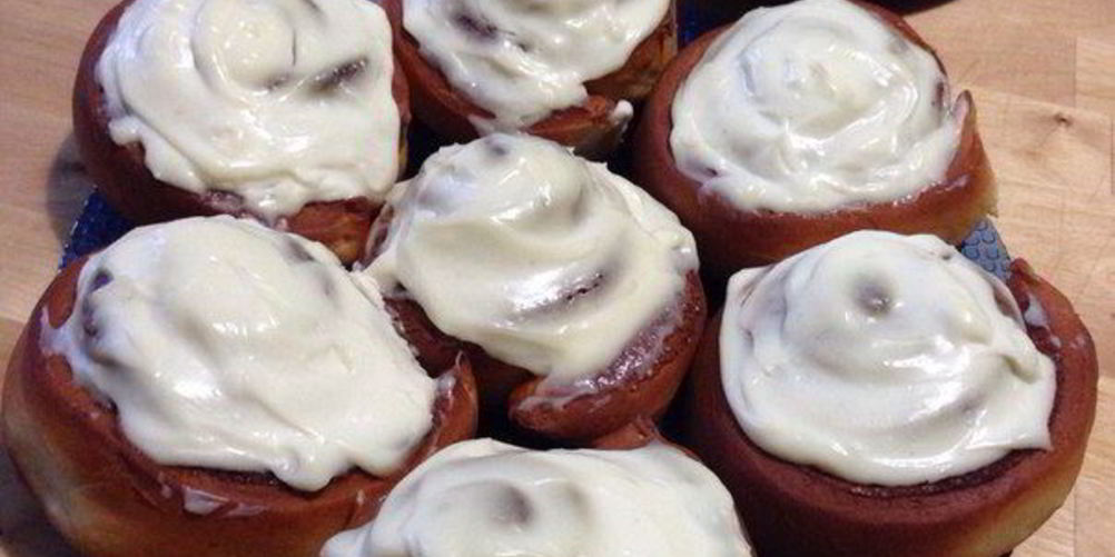 Рецепт синнабон — булочки с корицей и сливочным кремом сверху