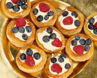 Слоеные корзиночки с кремом и ягодами