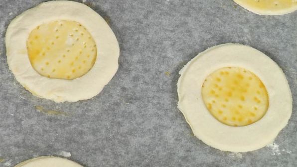 слоеные корзиночки с кремом и ягодами