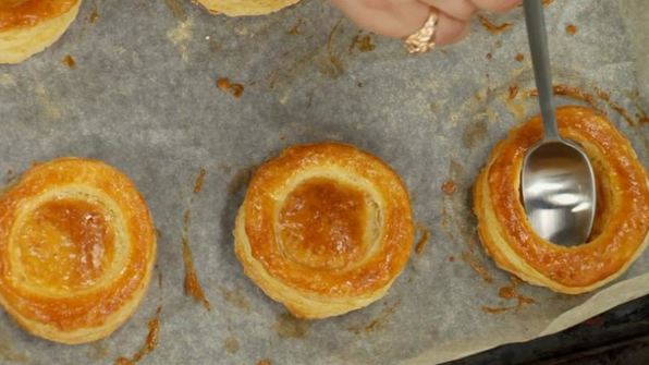 слоеные корзиночки с кремом и ягодами