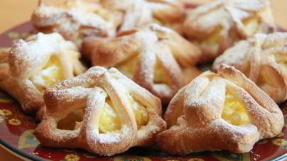 Слоеные звездочки с кремом патисьер и кусочками яблока