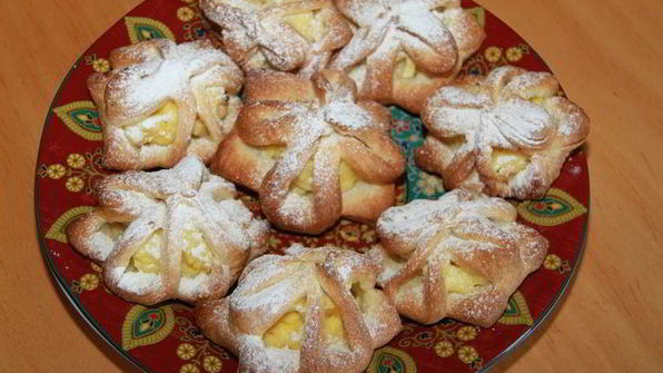 слоеные звездочки с кремом патисьер и кусочками яблока