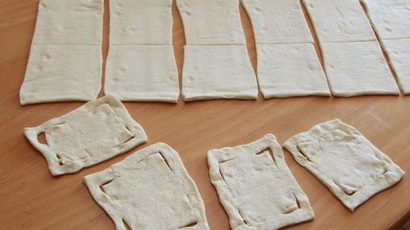 слоеные звездочки с кремом патисьер и кусочками яблока