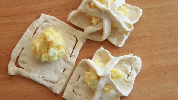 слоеные звездочки с кремом патисьер и кусочками яблока