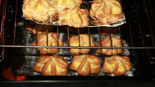 слоеные звездочки с кремом патисьер и кусочками яблока