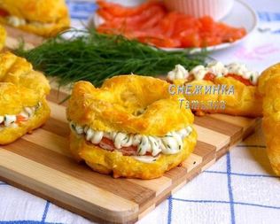 Сырные заварные колечки со сливочным кремом, сыром Джюгас и форелью