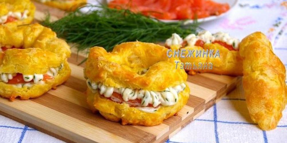 Рецепт сырные заварные колечки со сливочным кремом, сыром джюгас и форелью
