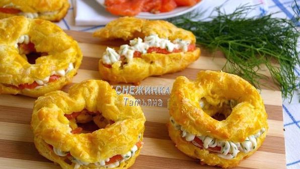 сырные заварные колечки со сливочным кремом, сыром джюгас и форелью