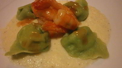 Тортеллини из зеленого теста с начинкой из креветок и кремом из редьки