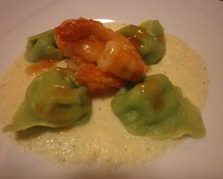 Тортеллини из зеленого теста с начинкой из креветок и кремом из редьки