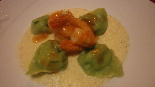 тортеллини из зеленого теста с начинкой из креветок и кремом из редьки