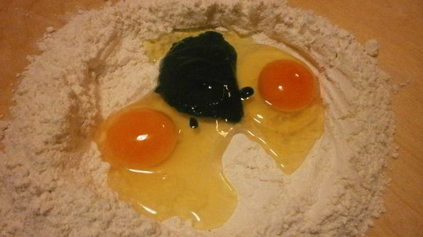 тортеллини из зеленого теста с начинкой из креветок и кремом из редьки