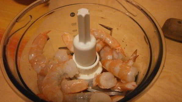 тортеллини из зеленого теста с начинкой из креветок и кремом из редьки