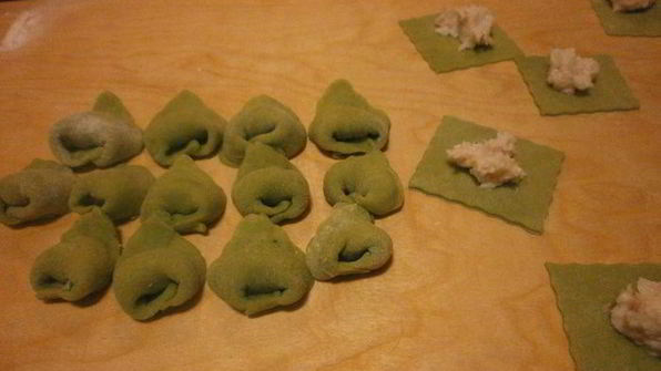 тортеллини из зеленого теста с начинкой из креветок и кремом из редьки