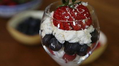 Творожно-сливочный крем с малиной и голубикой