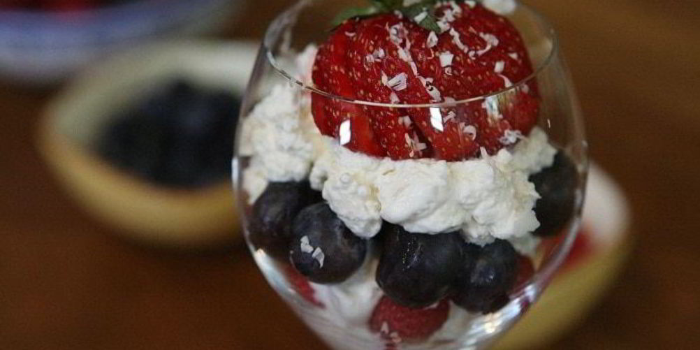 Рецепт творожно-сливочный крем с малиной и голубикой