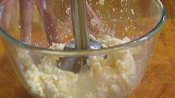 творожно-сливочный крем с малиной и голубикой