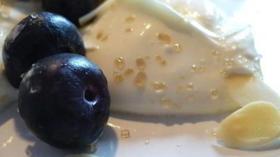 Творожный крем с черникой и миндалем