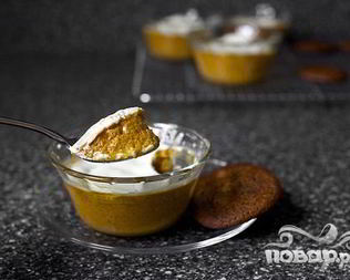 Тыквенный пудинг со сметанным кремом