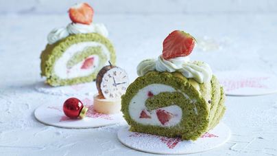 Зеленый рулет с творожно-сырным кремом и клубникой