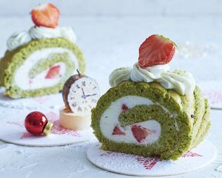 Зеленый рулет с творожно-сырным кремом и клубникой