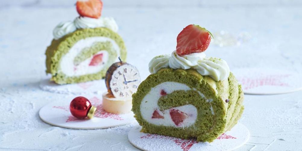 Рецепт зеленый рулет с творожно-сырным кремом и клубникой