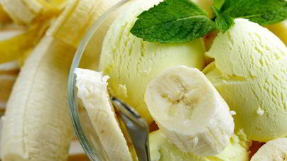 Банановое мороженое с сахарной пудрой