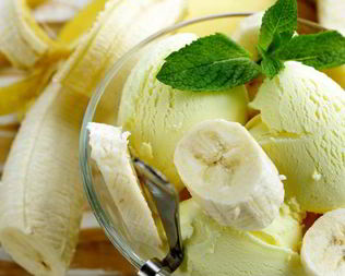 Банановое мороженое с сахарной пудрой