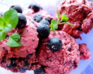 Черничное мороженое из сметаны