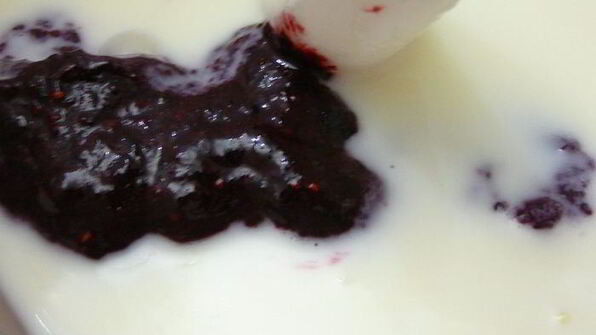 черносмородиновое мороженое с йогуртом