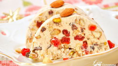 Десерт-мороженое с орехами, вяленой вишней и шоколадом