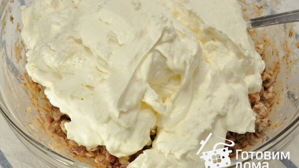 десерт-мороженое с орехами, вяленой вишней и шоколадом