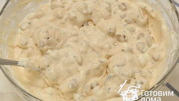 десерт-мороженое с орехами, вяленой вишней и шоколадом