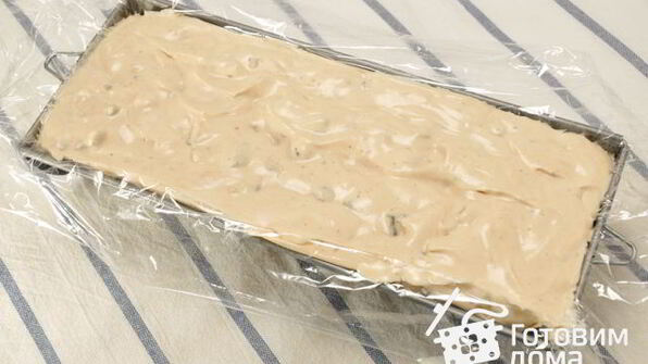 десерт-мороженое с орехами, вяленой вишней и шоколадом