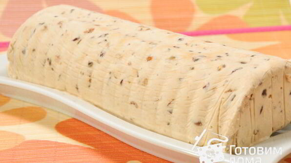 десерт-мороженое с орехами, вяленой вишней и шоколадом