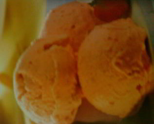 Домашнее мороженое с клубникой