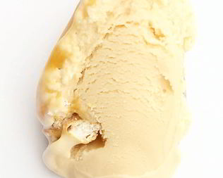 Карамельное мороженое с солеными претцелями и карамельной прослойкой