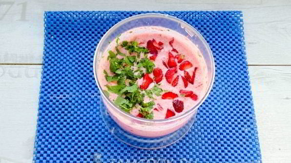 клубничное мороженое из сметаны