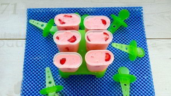 клубничное мороженое из сметаны