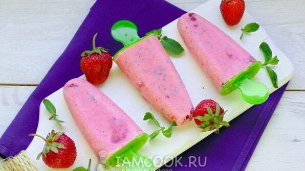 клубничное мороженое из сметаны