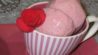 Клубничное мороженое на сгущенном молоке