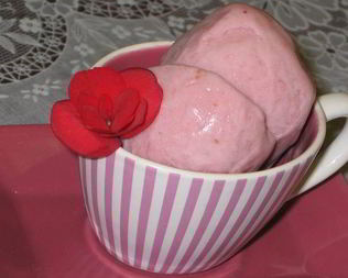 Клубничное мороженое на сгущенном молоке