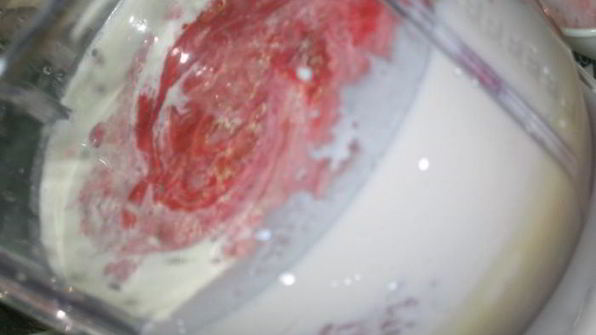 клубничное мороженое на сгущенном молоке