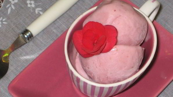 клубничное мороженое на сгущенном молоке