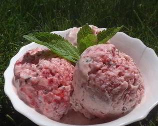 Клубничный пломбир с мятой