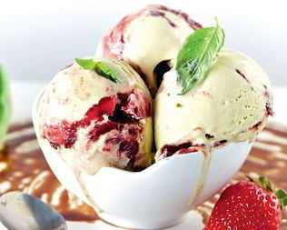 Мороженое из базилика с клубнично-бальзамиковым соусом